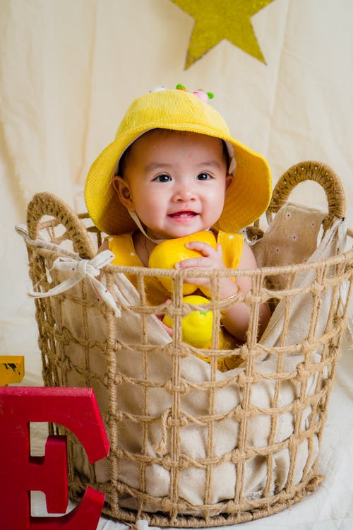 婴儿在篮子里 · 免费素材图片