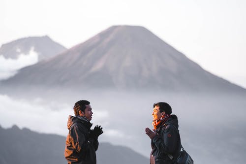 山附近的人 · 免费素材图片