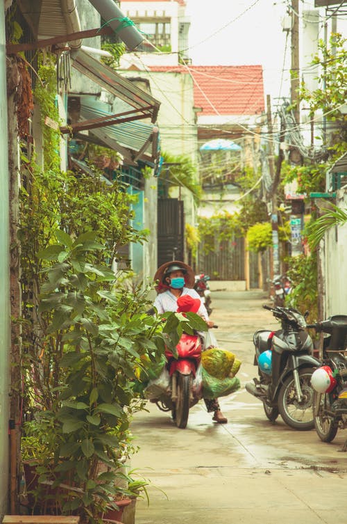 男子骑着红色摩托车 · 免费素材图片