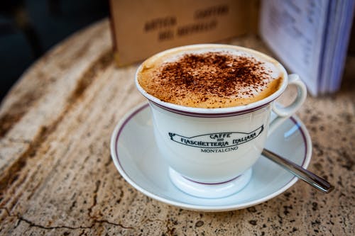 白色陶瓷茶杯套装 · 免费素材图片