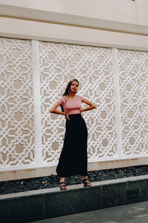 女士粉红色衬衫和黑色长裙 · 免费素材图片