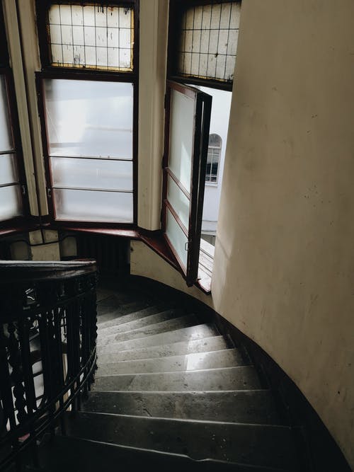 楼梯附近打开的窗户的照片 · 免费素材图片