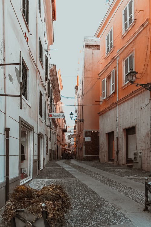 建筑物之间的窄巷照片 · 免费素材图片