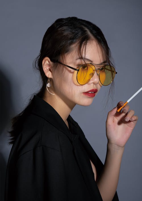 女人控股香烟 · 免费素材图片