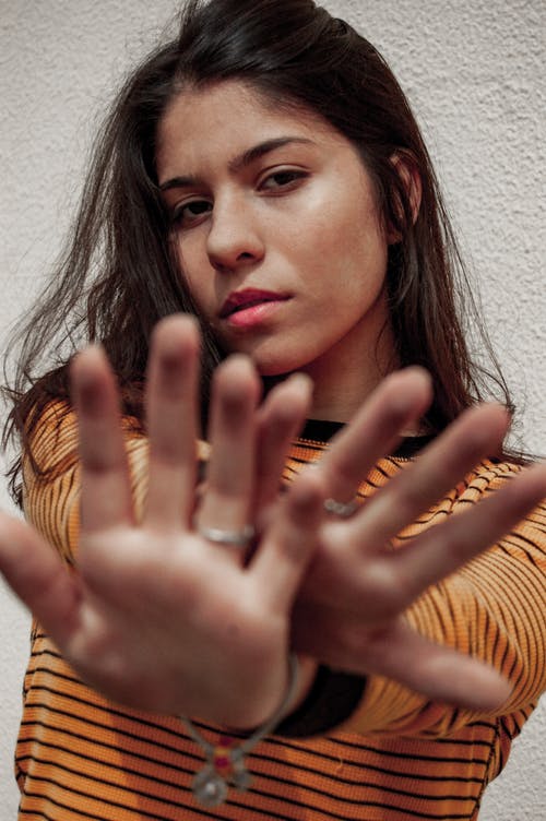 女人穿着黄色上衣的照片 · 免费素材图片