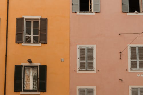 粉色和橙色彩绘混凝土建筑 · 免费素材图片