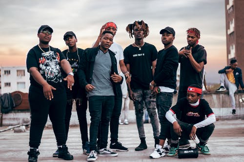 站在彼此附近的男人的照片 · 免费素材图片