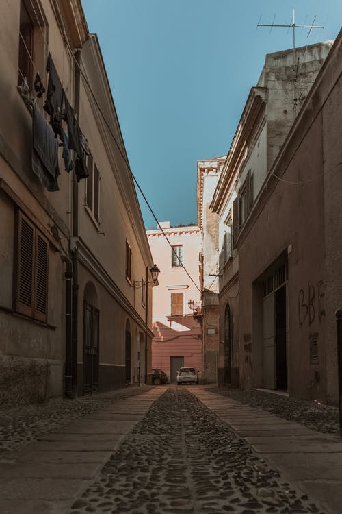 建筑物之间的窄巷照片 · 免费素材图片