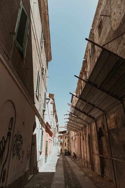 建筑物之间的小巷的照片 · 免费素材图片
