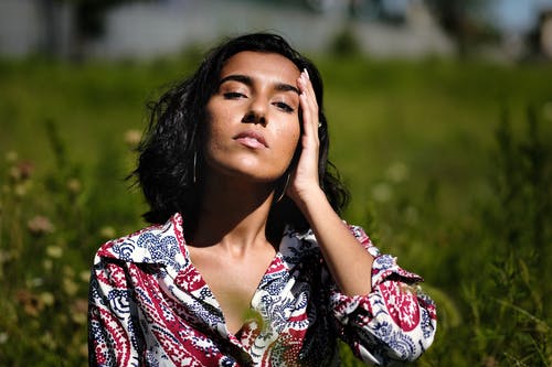 女人抚摸她的脸的照片 · 免费素材图片