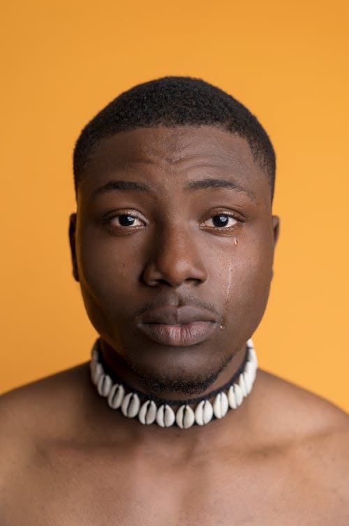 男人穿壳项链项链的肖像 · 免费素材图片