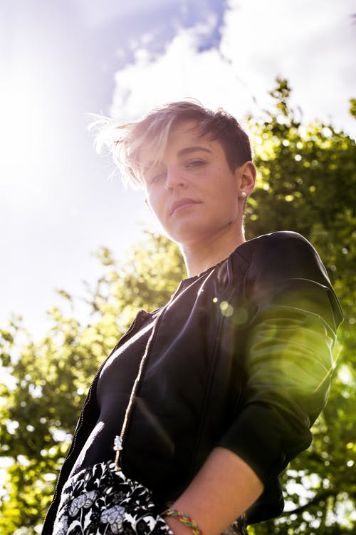 穿黑夹克的女人的照片 · 免费素材图片