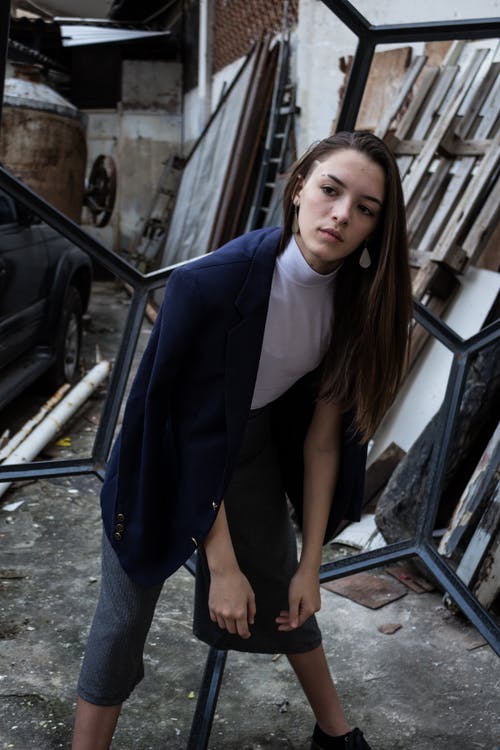 穿蓝色外套的女人的照片 · 免费素材图片