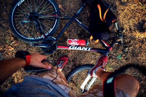 红色和黑色巨型山地自行车 · 免费素材图片