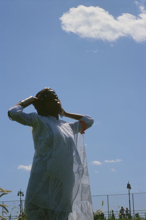 女人穿着白色连衣裙的照片 · 免费素材图片