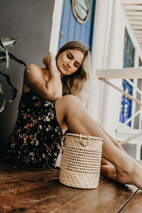 穿无袖的花裙子，坐在木地板上的女人 · 免费素材图片