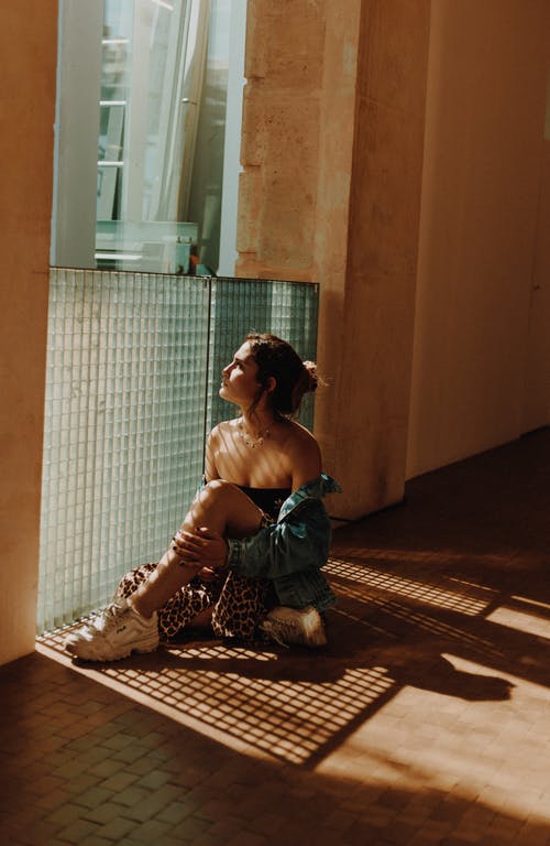 女人坐在地上的照片 · 免费素材图片
