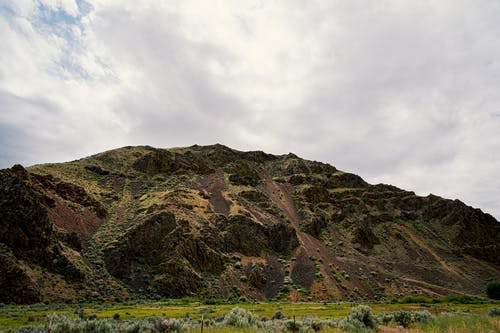 在山脚下的草场 · 免费素材图片