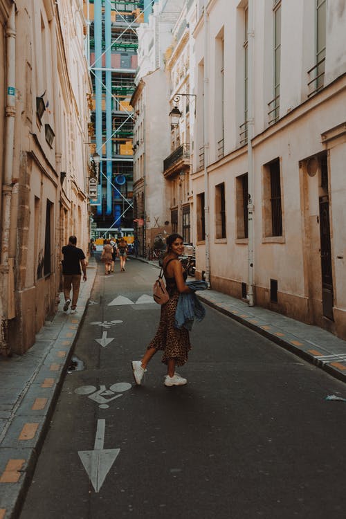 在人行道上行走的女人的照片 · 免费素材图片