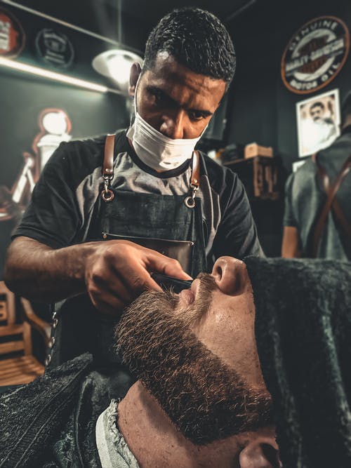 理发师梳理一个男人的胡须 · 免费素材图片