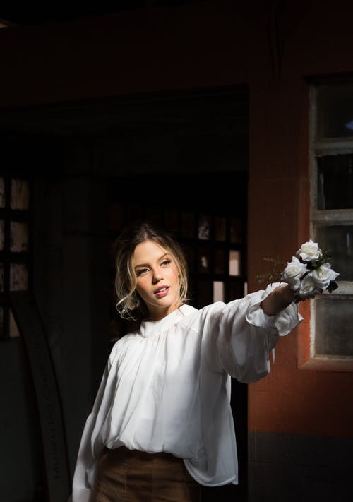 女人手捧花的照片 · 免费素材图片