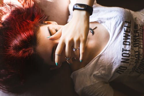 白衬衫的女人 · 免费素材图片