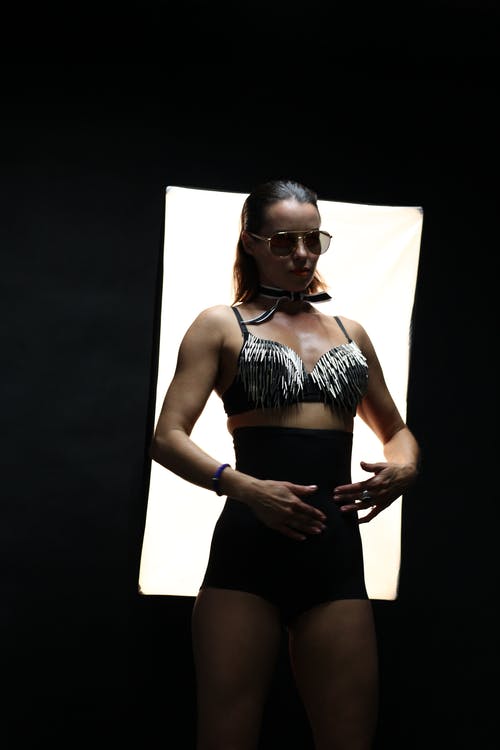 女人穿着黑色流苏上衣 · 免费素材图片