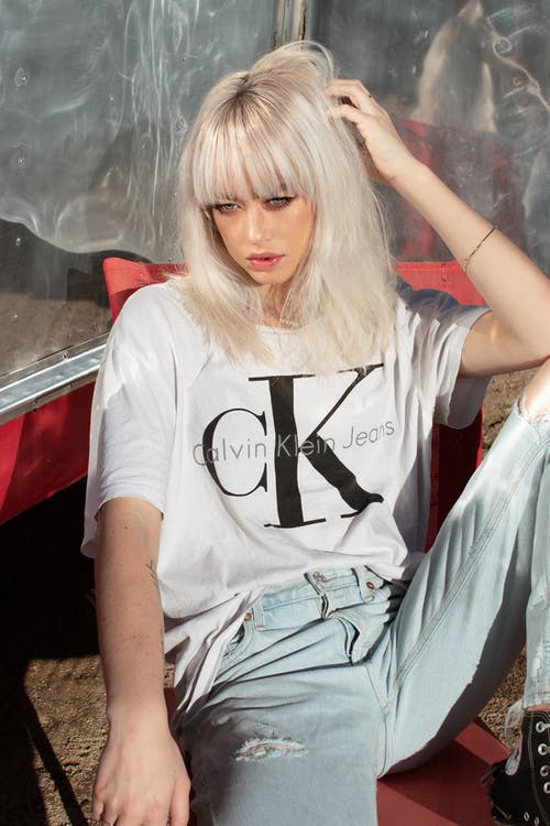 穿calvin Klein衬衫的女人的照片 · 免费素材图片