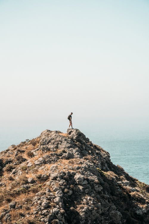男子站在岩山 · 免费素材图片