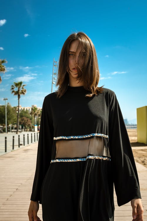 白天穿黑裙子的女人的照片 · 免费素材图片