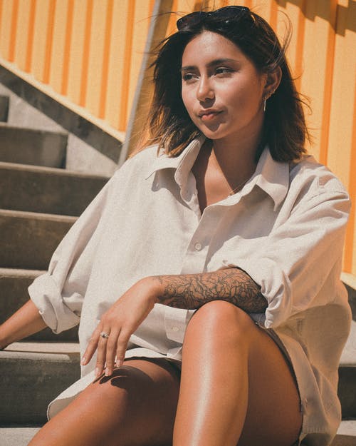 女人坐在楼梯上的照片 · 免费素材图片