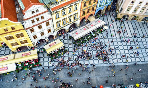 建筑物前的人 · 免费素材图片