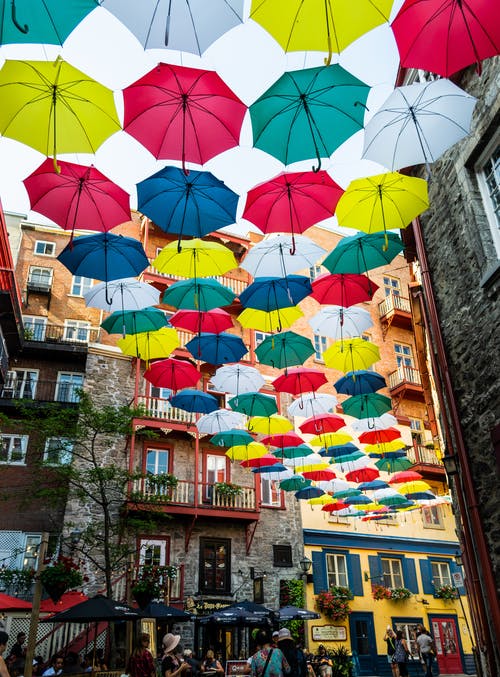 什锦颜色的雨伞挂在展出 · 免费素材图片