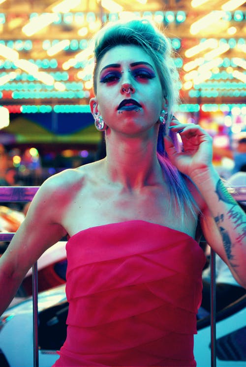 穿粉红色无肩带上衣的女人的照片 · 免费素材图片