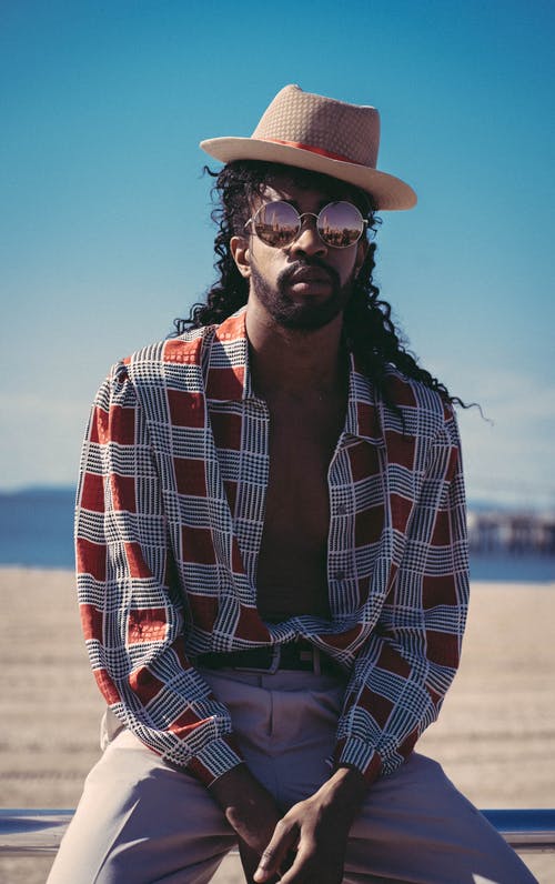 男子坐在扶手上的照片 · 免费素材图片