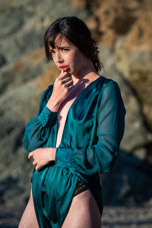 女人抚摸她的嘴唇的照片 · 免费素材图片