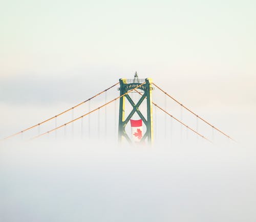 加拿大国旗悬在吊桥上方 · 免费素材图片