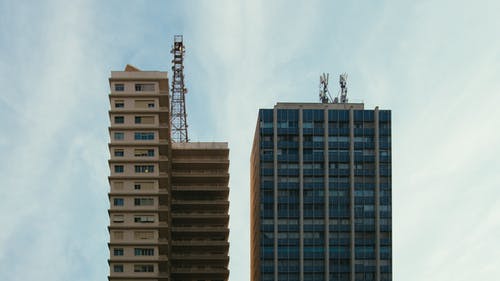 低角度的混凝土建筑照片 · 免费素材图片