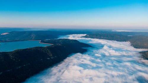 高山湖泊的航拍照片 · 免费素材图片