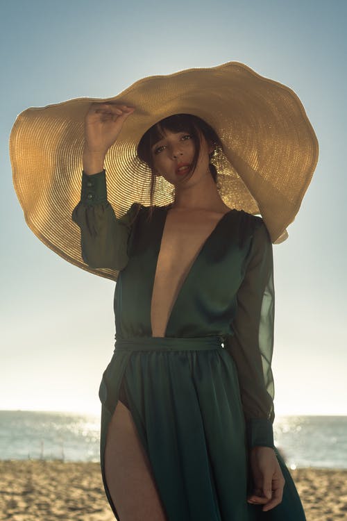 女人戴着太阳帽的照片 · 免费素材图片