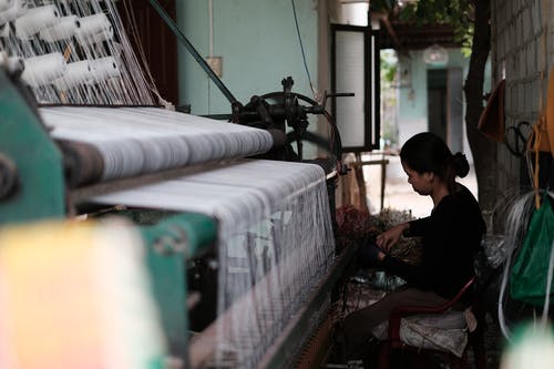 在纺织机上工作的女士 · 免费素材图片