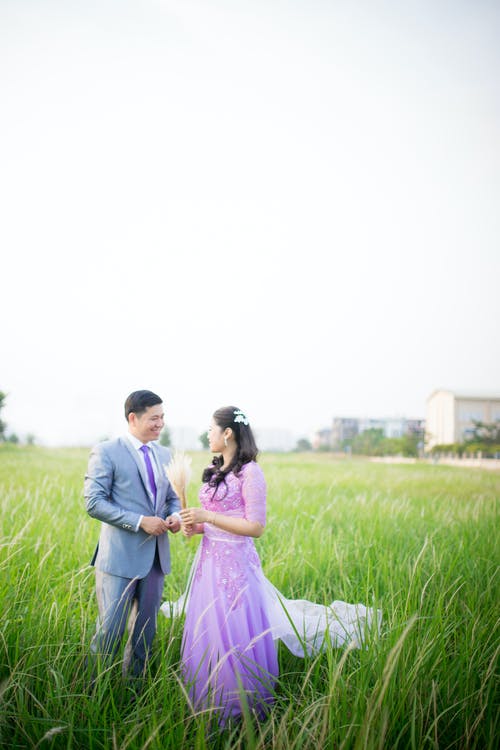 夫妇站在草地上的照片 · 免费素材图片