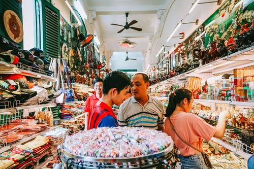 一群人里面的商店 · 免费素材图片