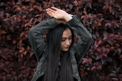 女人举起双手 · 免费素材图片