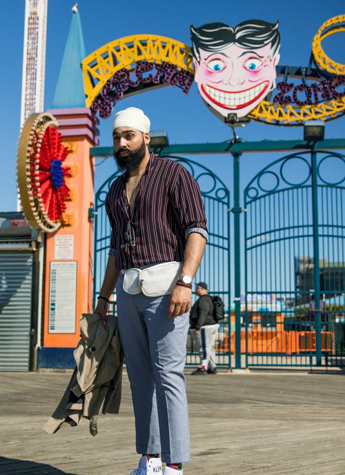 站在主题公园大门前的人 · 免费素材图片