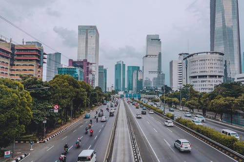 在道路上行驶的车辆的广角摄影 · 免费素材图片