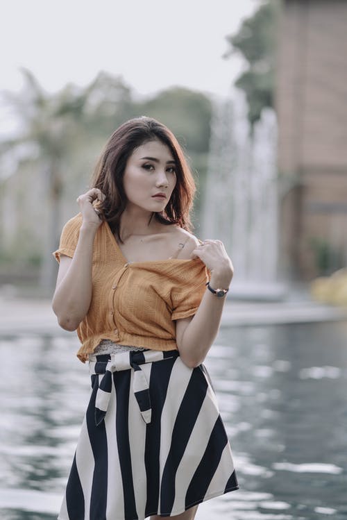 站在水边的女人的照片 · 免费素材图片