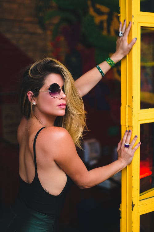 倚在黄色梯子上的女人 · 免费素材图片