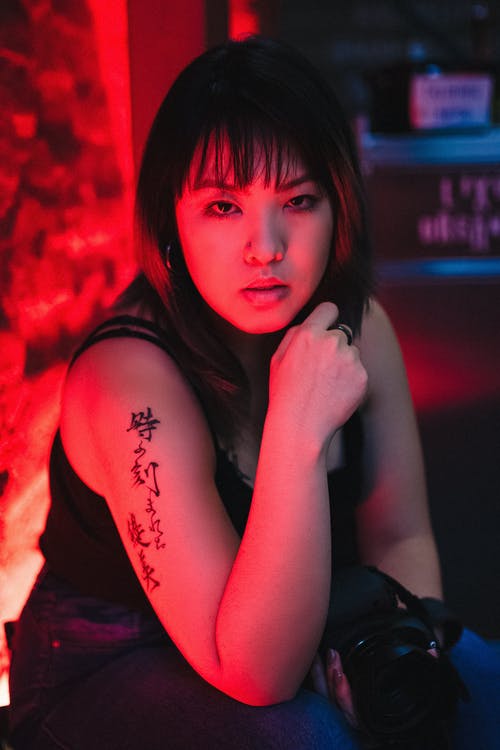 女人拿着单反相机 · 免费素材图片