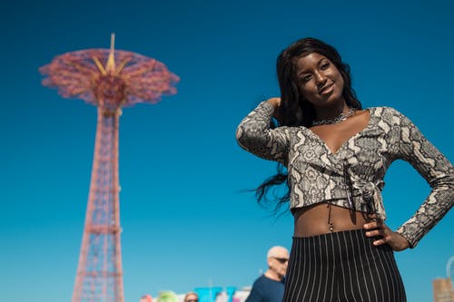 灰色和白色长袖作物顶的女人 · 免费素材图片